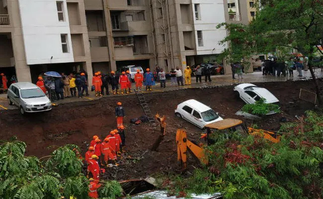 पुणे में दीवार गिरने से 17 लोगों की मौत, मृतकों में 12 बिहार के, कई घायल
