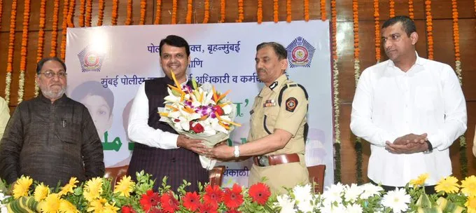मुंबई पुलिस आयुक्त संजय बर्वे ने शुक्रवार को ईद मिलन पार्टी की मेजबानी की