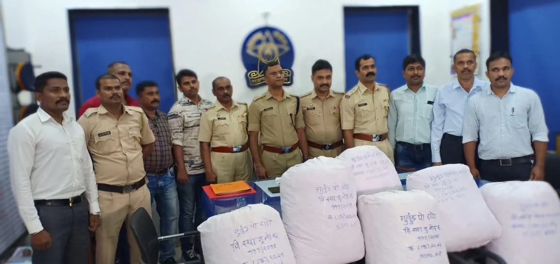 मुंबई पुलिस ने शनिवार को 69 किलोग्राम भांग के साथ दो तस्कर पुलिस के हत्थे चढ़े
