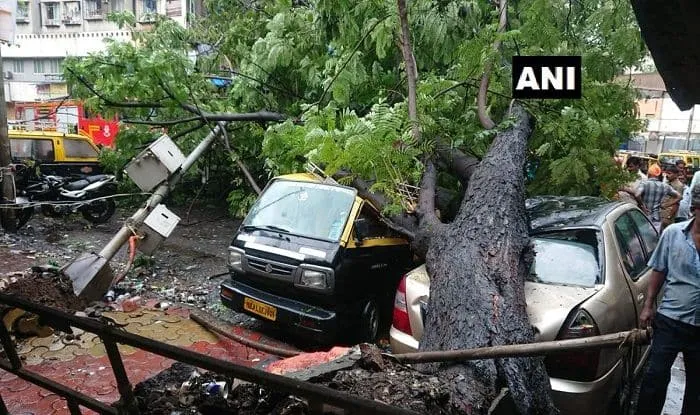 पुणे दीवार हादसे में पुलिस ने दो लोगों को किया गिरफ्तार, मुंबई में मानसून की पहली बारिश में हाहाकार मच गया