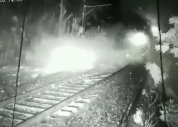 लोनावाला के पास रेलवे ट्रैक पर बोल्डर से टकराने से रोक दिया गया