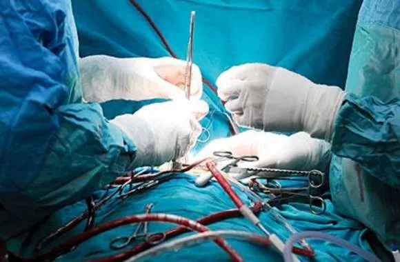 मुंबई : ट्रेन हादसे में कटा हाथ, 7 घंटे बाद हुआ चमत्‍कार