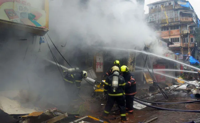 मुंबई इमारत में भीषण आग, तीन घायल; चार सुरक्षित बाहर निकाले गये