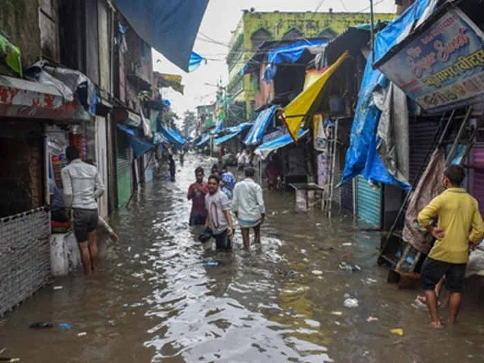 मुंबई में बारिश की वजह से आम जन-जीवन बुरी तरह से प्रभावित