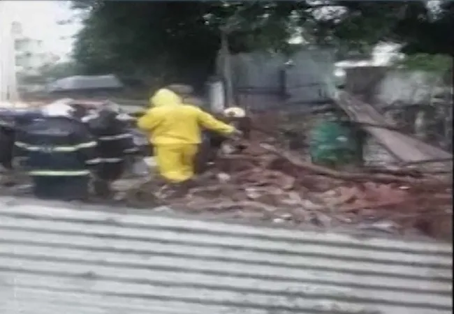 मुंबई के साकीनाका इलाके के चांदीवली में तेज बारिश की वजह से एक दीवार गिर गई,एक की मौत दो घायल