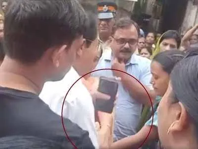 ‘आप नहीं जानते कि मैं कौन हूं’ – मुंबई के मेयर विश्वनाथ महाडेश्वर महिला का हाथ मोडा