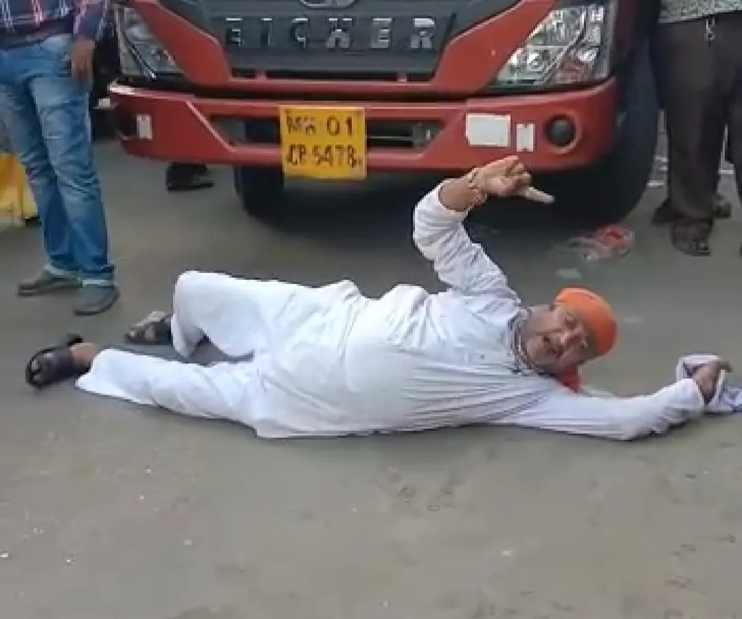 घाटकोपर में फेरीवाले की नौटंकी