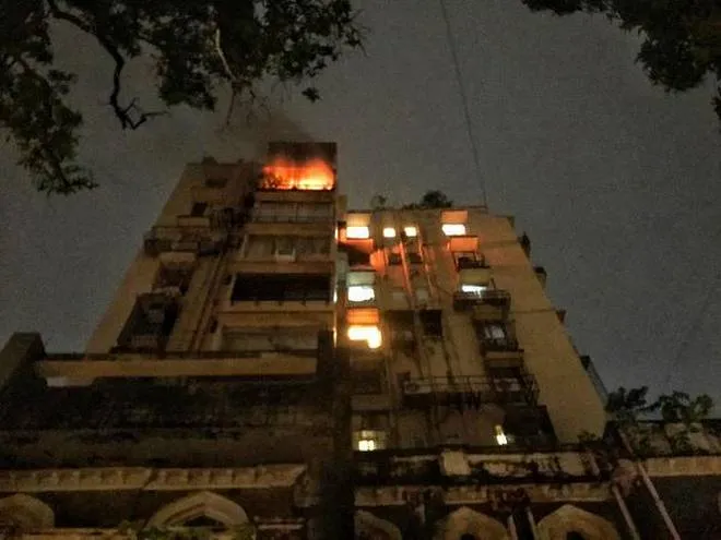 मुंबई: कोलाबा में लगी आग, मौके पर पहुंची दमकल, एंबुलेंस