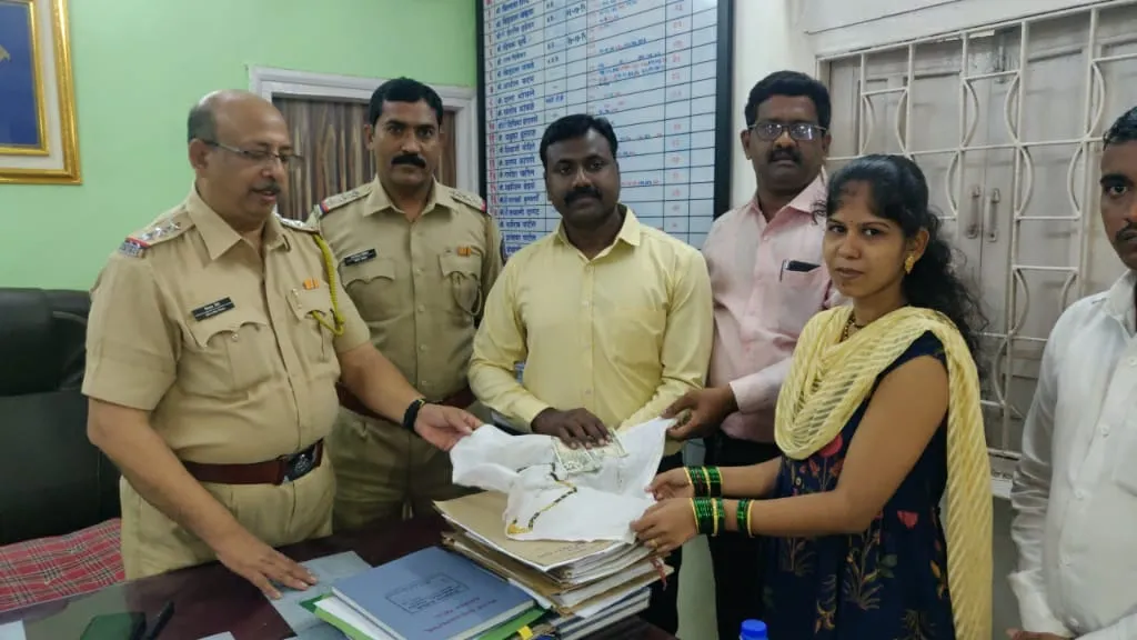 कुर्ला अस टी डिपो से बस पकड़ने की जल्दबाजी महिला ने खो दिया था अपना पर्स , नेहरू नगर पुलिस ने ढूंढ निकाला और उसे लौटाया