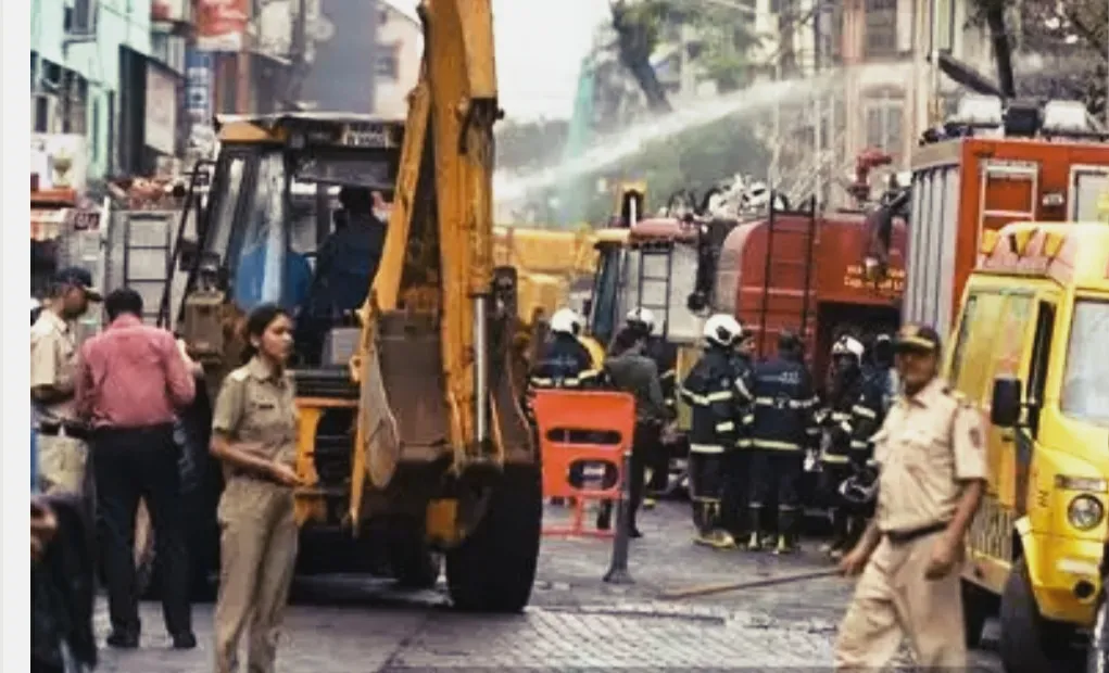 धारावी में छत ढह गई;  5 को बचाया गया