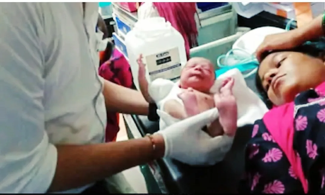 मुंबई : चलती लोकल ट्रेन में एक महिला ने दिया बच्चे को जन्म