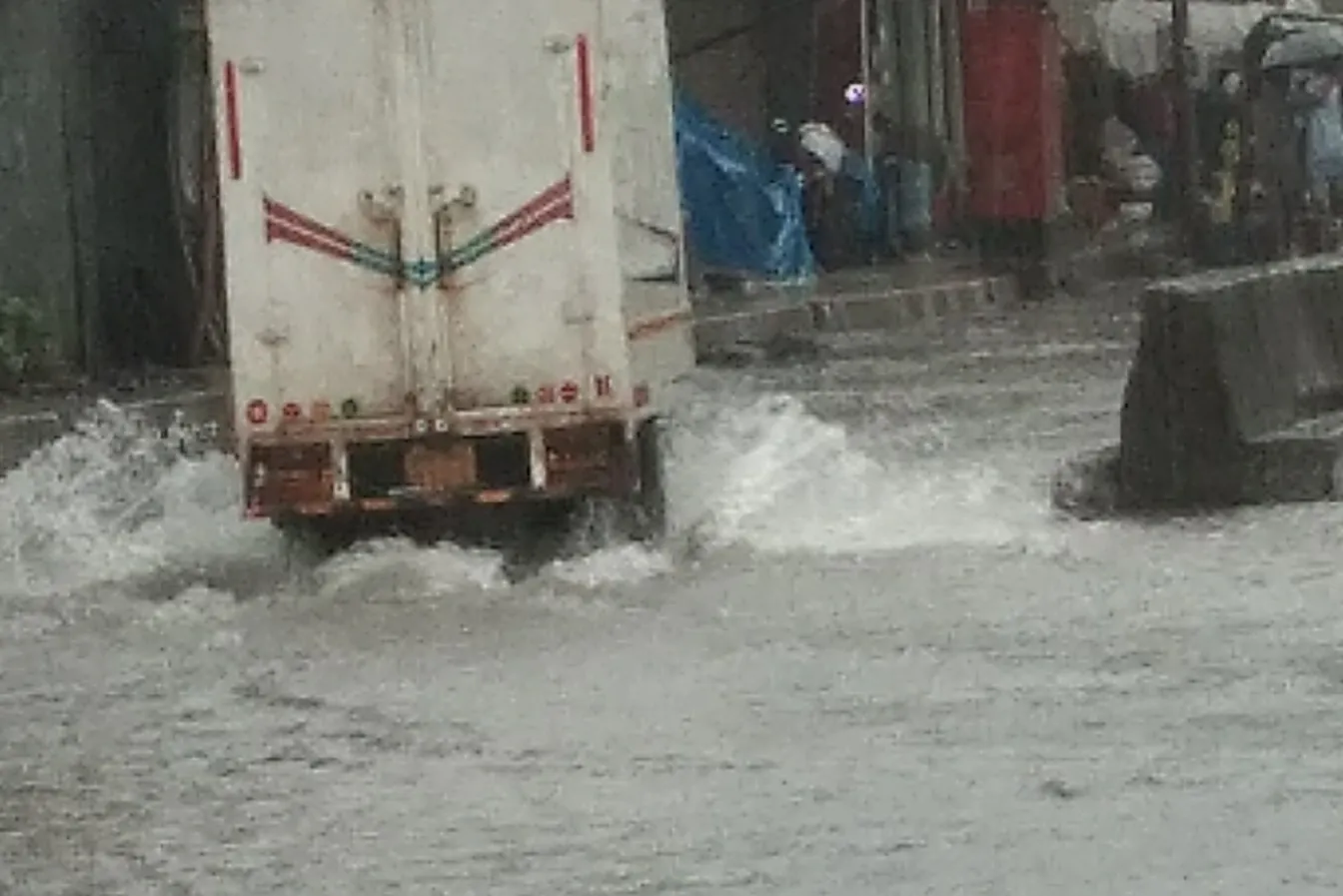 मुंबई :भारी बारिश से मायानगरी अस्त व्यस्त