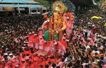 मुंबईकरों ने गणपति बप्पा को भव्य और रंगीन विदाई दी