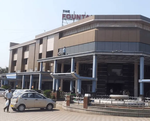 ठाणे ग्रामीम के फाउंटेन होटल में दो समूहों के बीच झड़प में कम से कम 13 लोग घायल