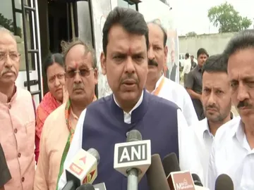 चुनाव आयोग ने महाराष्ट्र के मुख्यमंत्री देवेंद्र फडणवीस के नामांकन पत्र को मंजूरी दे दी