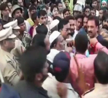 AIMIM सांसद इम्तियाज जलील को औरंगाबाद सेंट्रल में NCP और उनकी पार्टी के कार्यकर्ताओं के बीच झड़प में मामूली चोटें आईं