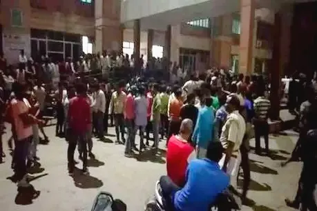 मुंबई अवैध संबंध की जानकारी मिलते ही बेटे ने मां के सामने प्रेमी की हत्या