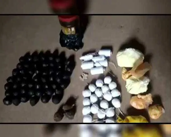 महाराष्ट्र: कोल्हापुर में 69 कच्चे बमों के साथ 2 गिरफ्तार