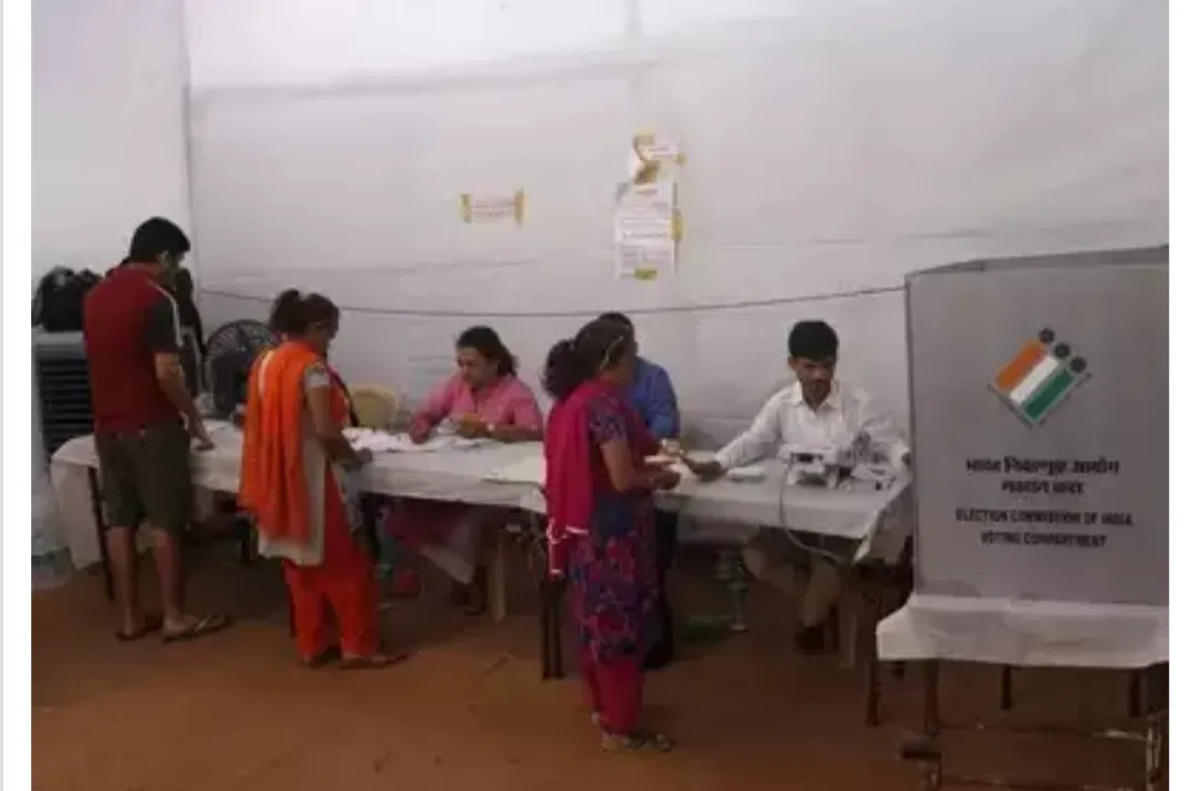 सतारा में पोलिंग बूथ, ईवीएम पर आपने जो भी बटन दबाया, वोट बीजेपी को गया  चुनाव आयोग के अधिकारी ने आरोप स्वीकार किया