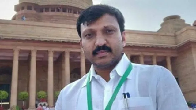 अज्ञात व्यक्ति ने शिवसेना सांसद ओमराजे निंबालकर पर चाकू से हमला किया