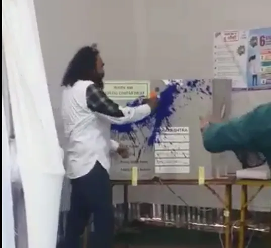 बसपा नेता ने ठाणे में EVM मशीन पर स्याही फेंकी