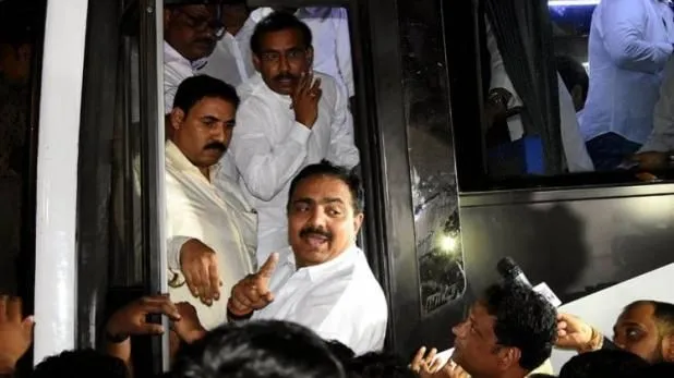 भारतीय जनता पार्टी (बीजेपी) के सांसद संजय काकड़े ने रविवार को राष्ट्रवादी कांग्रेस पार्टी (एनसीपी) के अध्यक्ष शरद पवार से उनके घर जाकर मुलाकात की