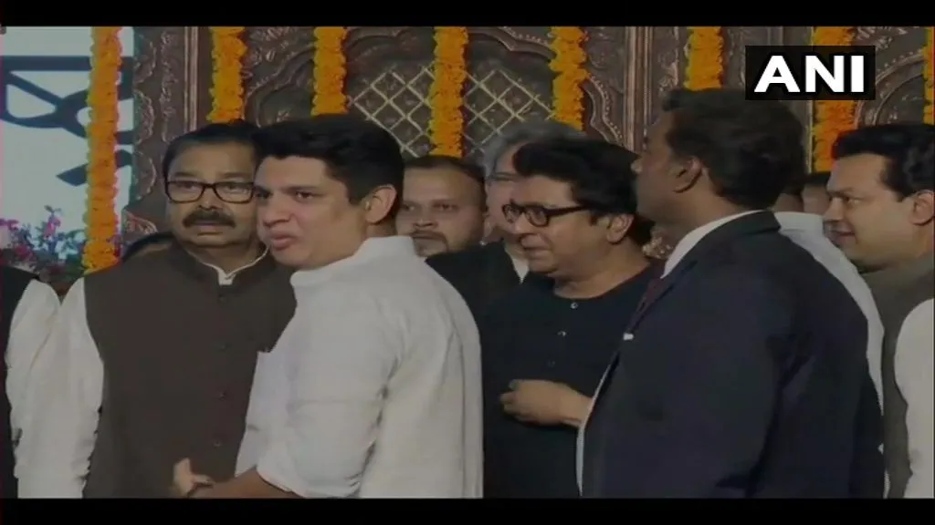 मुंबई: MNS चीफ राज ठाकरे सीएम पद के दावेदार उद्धव ठाकरे के शपथ ग्रहण समारोह