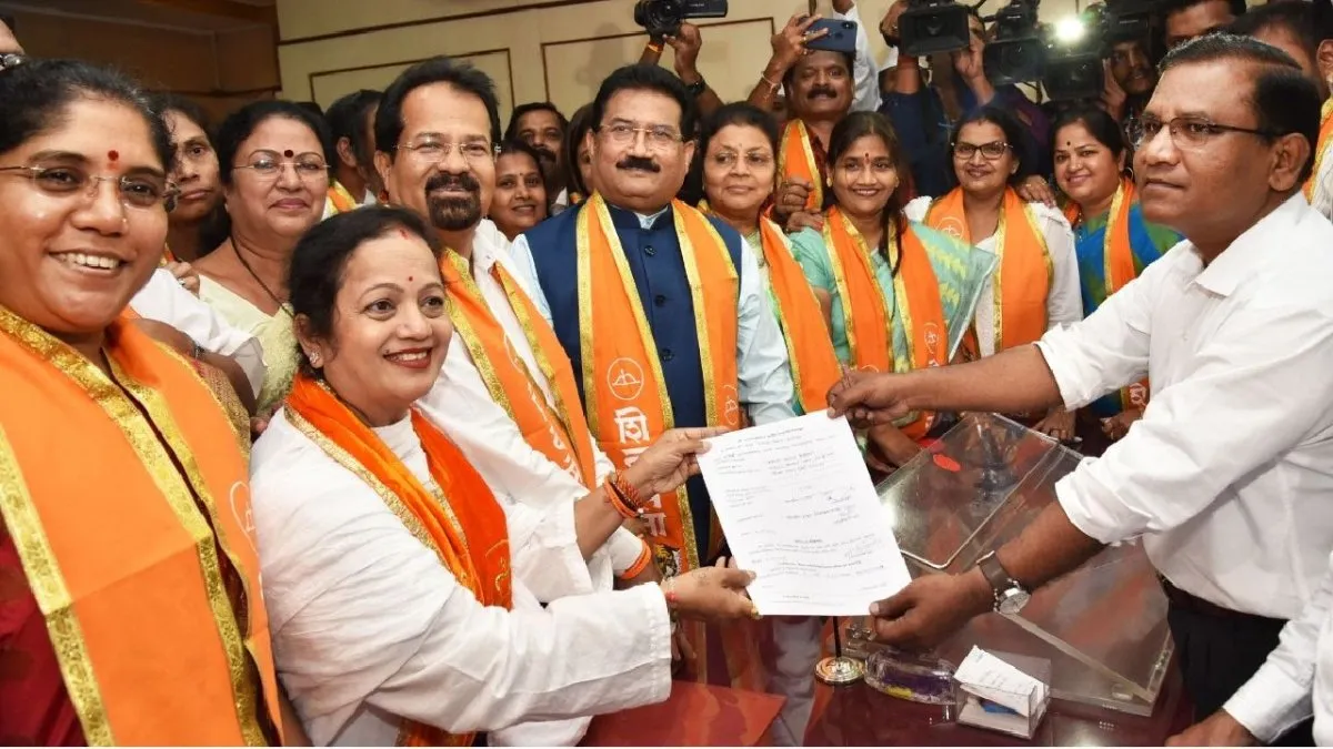 शिवसेना की ओर से किशोरी पेडनेकर ने भरा नामांकन