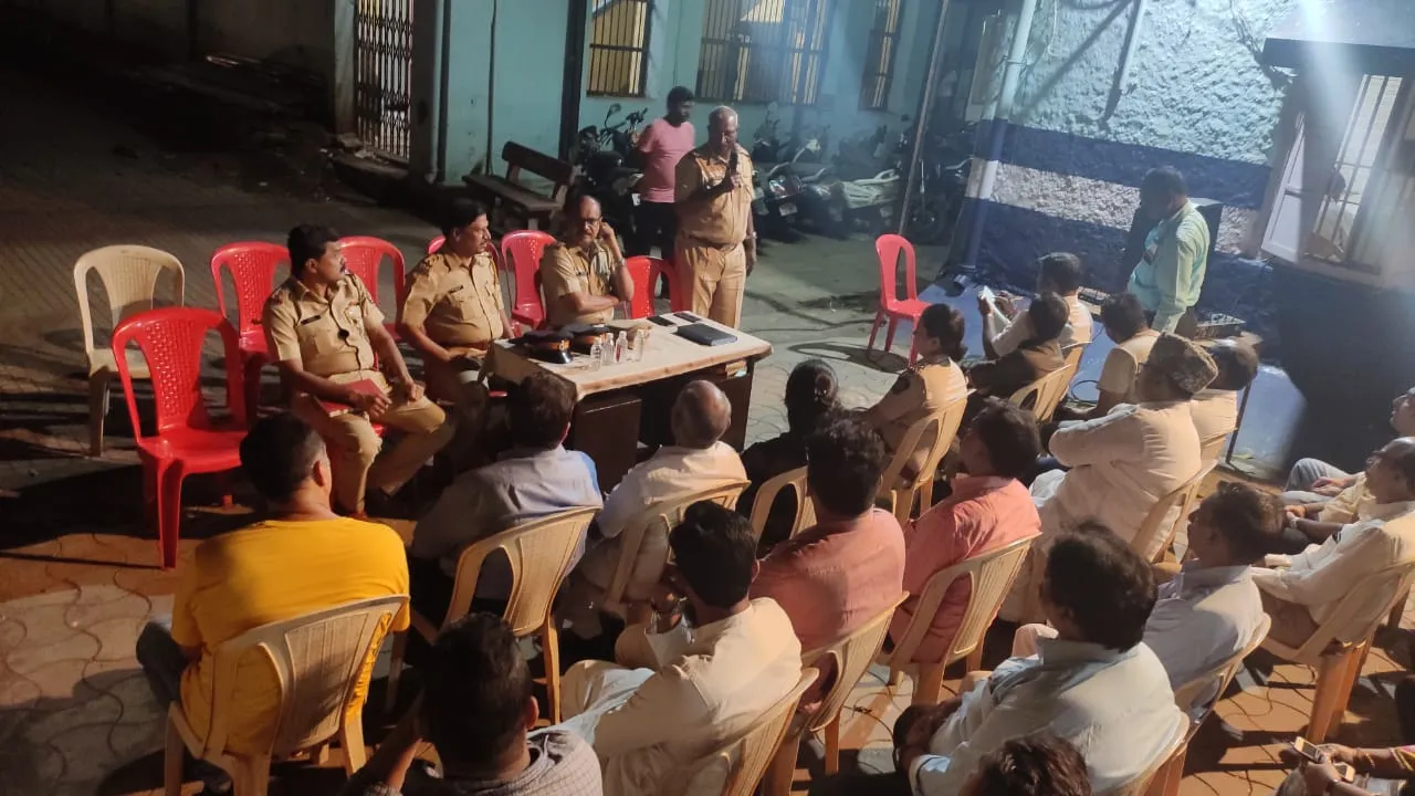 माहिम पुलिस ने लोगों के साथ पुलिस स्टेशन में आयोजित बैठक में सर्वोच्च न्यायालय के फैसले से पहले समाज में शांति कायम करने का आह्वान किया