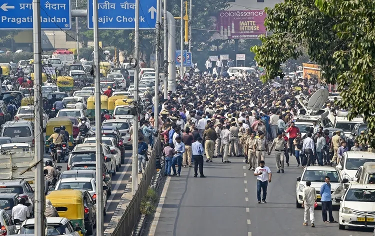 वकीलों के साथ झड़प के खिलाफ दिल्ली पुलिस मुख्यालय में दिल्ली पुलिस का विरोध प्रदर्शन