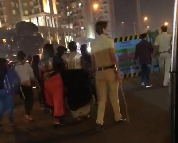 काशिमीरा पुलिस ने रोड पर कराई बार बालाओं की परेड