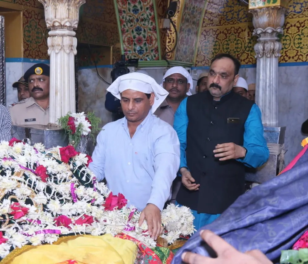 मखदूम शाह बाबा दरगाह पर दर्शन केलिए पहुँचे श्री हेमंत नागराले पुलिस महानिदेशक (कानूनी और तकनीकी)