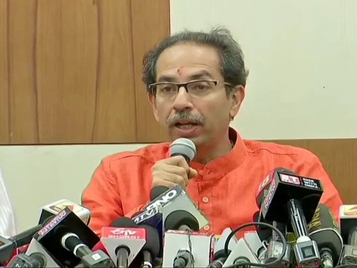 CM उद्धव ठाकरे ने मीडिया को बताया कि उनकी सरकार ने मुंबई में आरे मेट्रो कार शेड निर्माण के खिलाफ आंदोलन करने वाले पर्यावरणविदों पर दर्ज मुकदमा को वापस लेने का फैसला किया है.