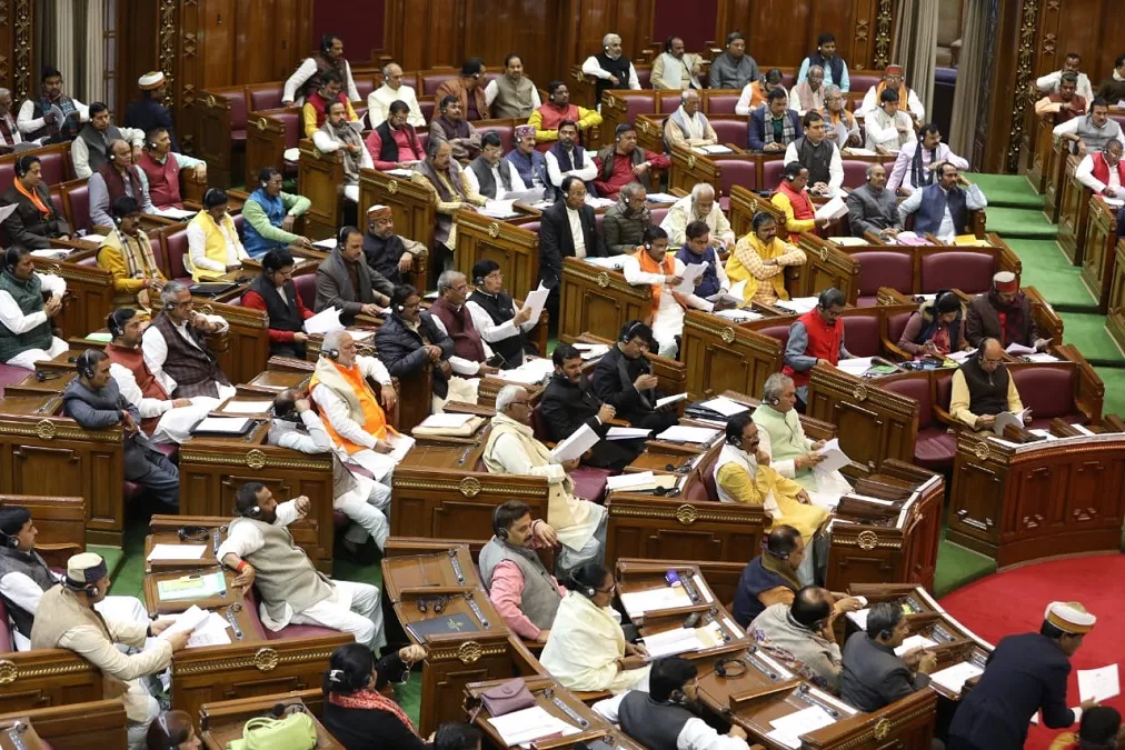 योगी आदित्यनाथ के खिलाफ विपक्ष के नहीं बल्कि उनके ही भाजपा विधायक विधानसभा के अंदर धरने पर बैठ गए