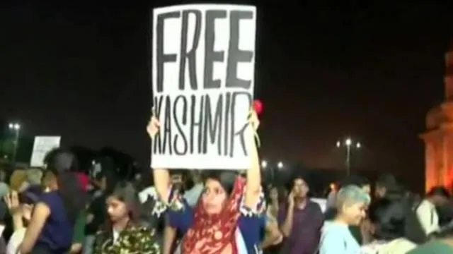 कौन हैं वह लड़की, जिसने मुंबई में लहराया ‘फ्री कश्मीर’ का पोस्टर
