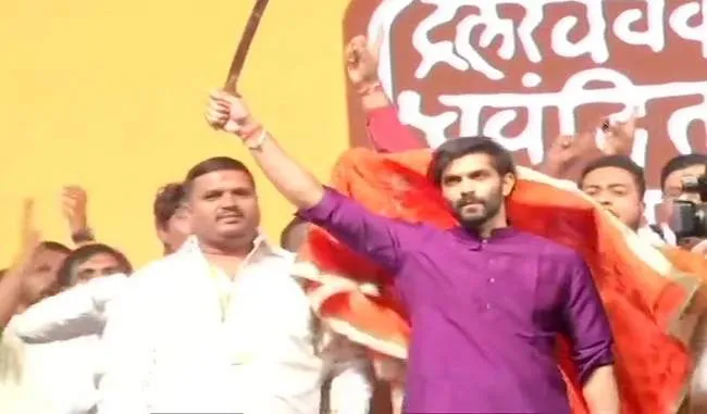 हिन्दुत्व की राह पर राज ठाकरे, MNS ने अपनाया नया भगवा झंडा