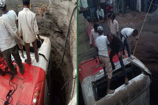 मालेगांव में बस ने ऑटो रिक्शा को मारी टक्कर, दोनों कुएं में गिरे, 21 लोगों ने दम तोड़ा