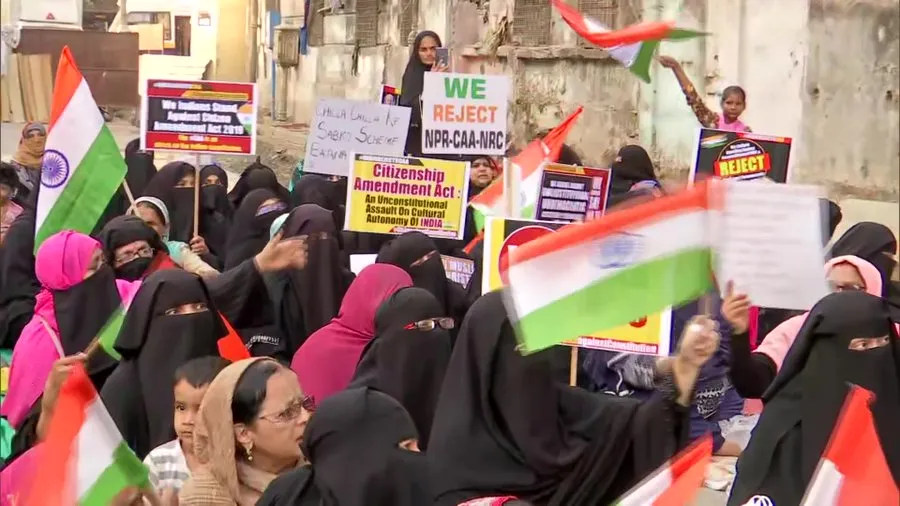 दक्षिण मुम्बई के नागपाड़ा इलाके में सीएए-एनआरसी-एनपीआर के खिलाफ सैकड़ों महिलाएं 26 जनवरी की रात से धरने पर