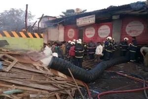 माहिम के नया नगर में हार्डवेयर की दुकान में आग लग गई