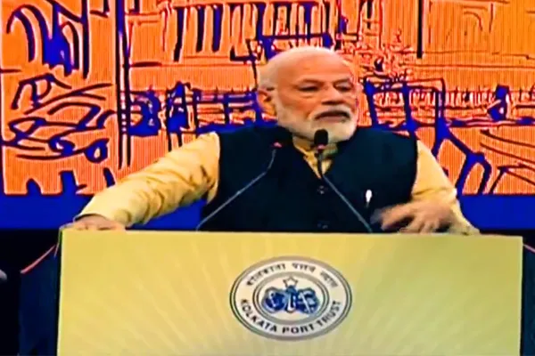 PM मोदी ने ममता पर बोला हमला, कहा-कमीशन नहीं मिलता, इसलिए लागू नहीं होती केंद्र की योजना