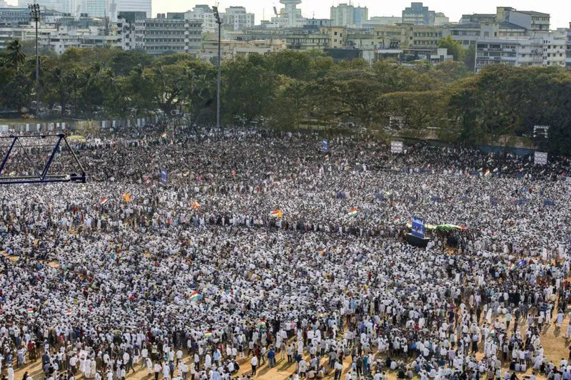 मुंबई के  प्रतिष्ठित आज़ाद मैदान में सीएजी के विवादास्पद नागरिकता कानून सीएए, राष्ट्रीय नागरिक रजिस्टर (एनआरसी) और राष्ट्रीय जनसंख्या रजिस्टर (एनपीआर) के खिलाफ लोगो ने विरोध प्रदर्शन किया