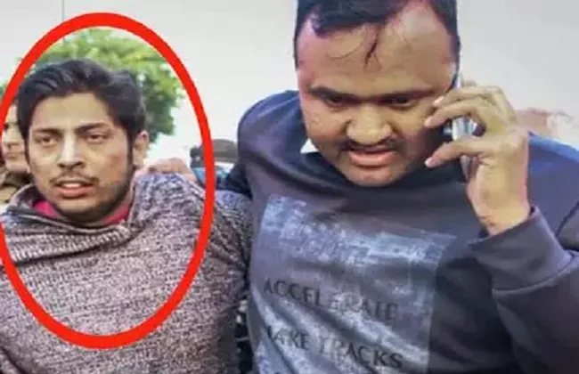 दिल्ली के शाहीन बाग में एक युवक ने चलायी गोली, पुलिस ने लिया हिरासत में