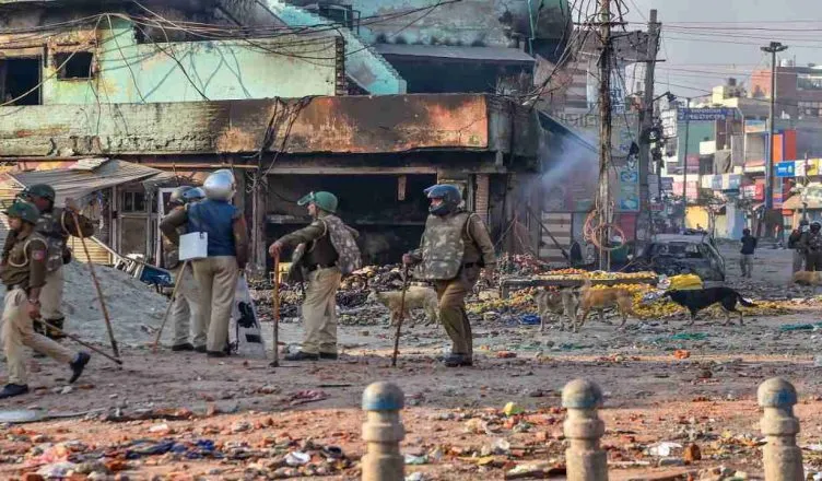 दिल्ली हिंसा : 4 दिन बाद भी दहशत का माहौल, घर, दुकान बचाने के लिए रातभर पहरेदारी कर रहे लोग
