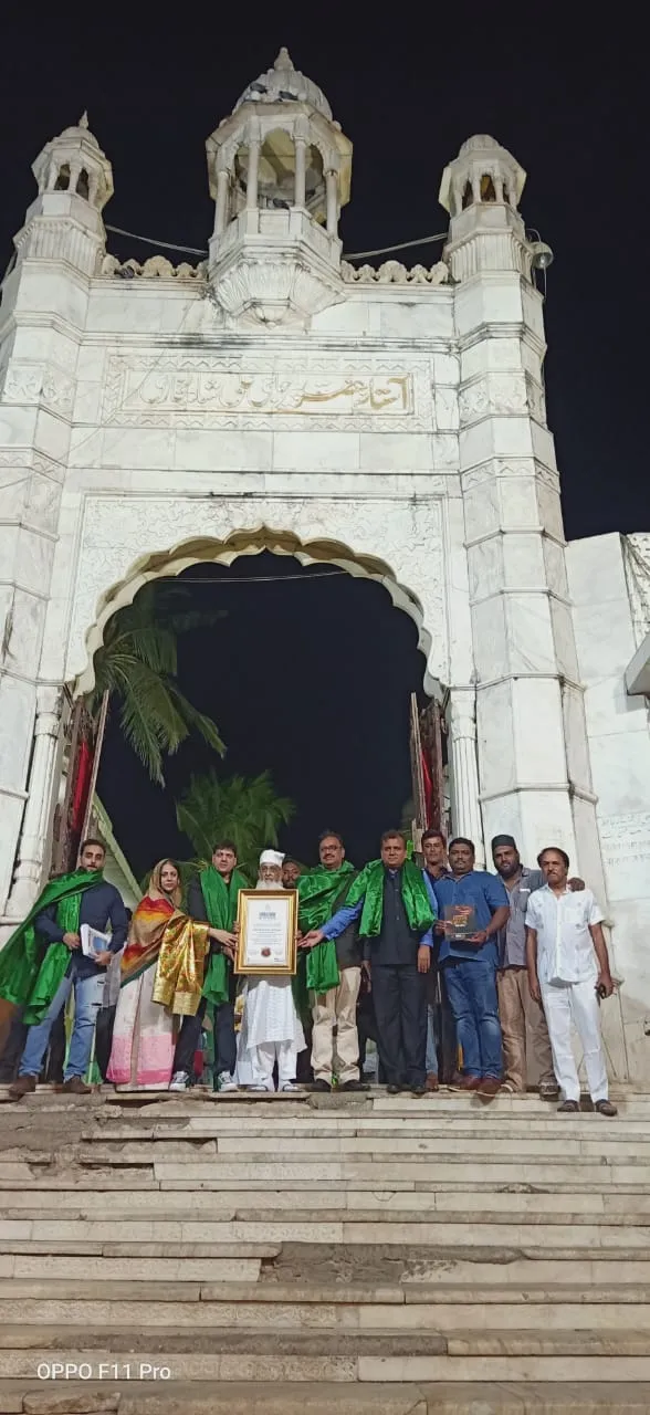 हाजी अली दरगाह ( HAJI ALI DARGAH)  विश्व का पहला दरगाह ट्रस्ट है जिसे वर्ल्ड बुक ऑफ रिकॉर्ड्स लंदन में जगह दी गई