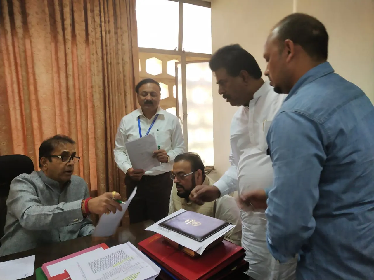 अबू आसिम आज़मी के नेतृत्व में पीड़ित लड़के के परिवार ने गृह मंत्री से जबरन दुराचार मामले में फ़रार अब्दुल रहमान अंजरिया के गिरफ्तारी की मांग की