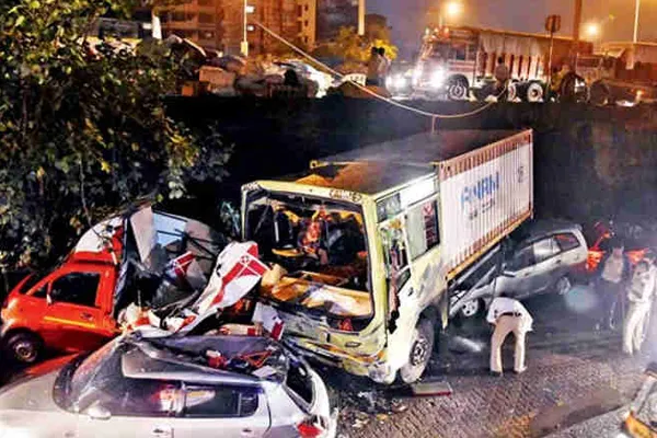 एसयूवी कार और डंपर ट्रक की भिड़ंत, 10 लोगों की मौत