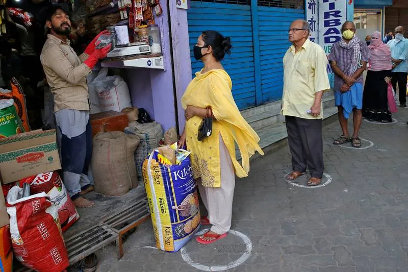 मुंबई में देशव्‍यापी लॉकडाउन में दुकानदारों और खरीददारों के बीच निर्धारित दूरी बनाये रखने के तरीके का स्वागत