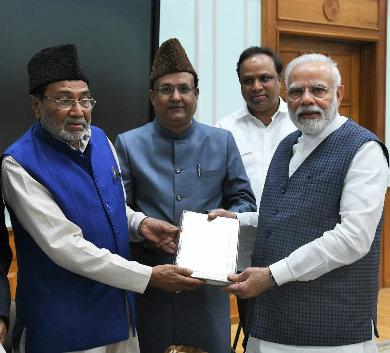 मुस्लिम विद्वानों का प्रतिनिधिमंडल माननीय प्रधान मंत्री से मिले।