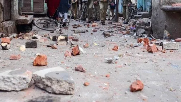 औरंगाबाद में मस्जिद में नमाज पढ़ने को रोकने गई पुलिस पर लोगों ने पथवार किया, 3 घायल 27 गिरफ्तार