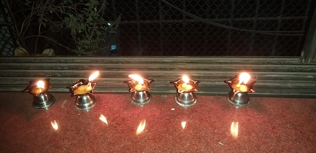 देश ने मनायी 9 मिनट की दीवाली, प्रधानमंत्री नरेंद्र मोदी के आह्वान पर लगभग पूरे देश में रविवार को रात 9 बजे 9 मिनट के लिए घरों की लाइटें बुझा दी गयीं